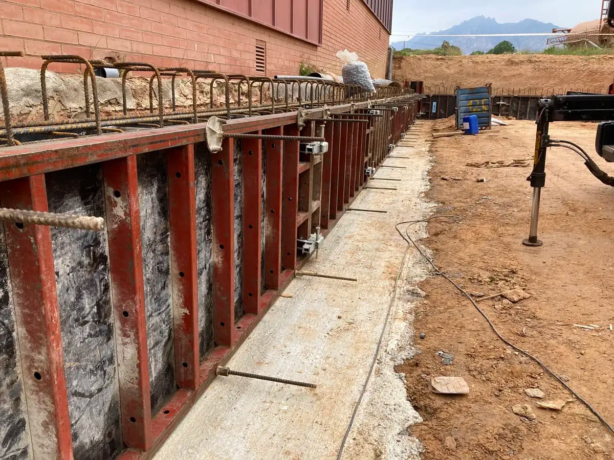 Encofrado para cimentación de nave industrial de 900 m2