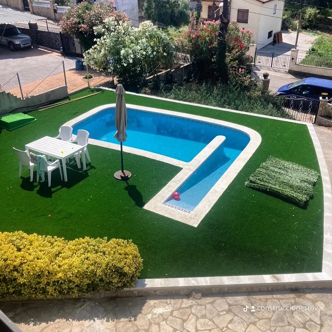 Piscina con rampa de acceso