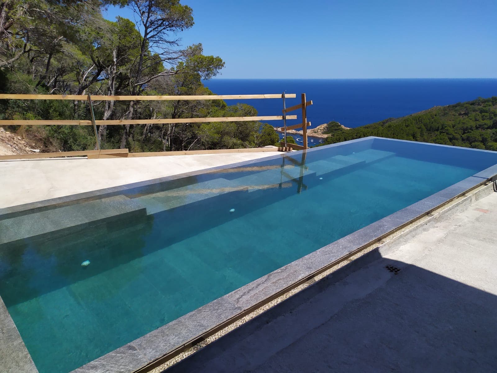 Piscina de hormigón desbordante