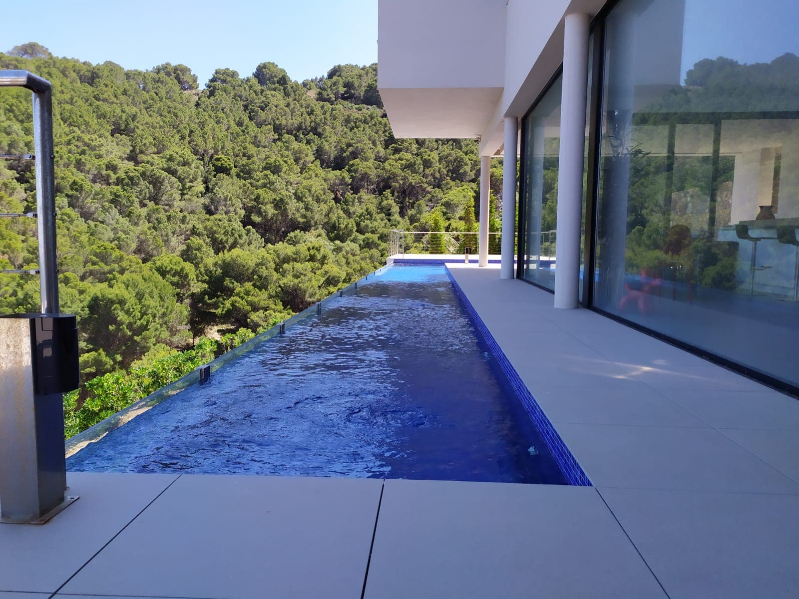Piscina de hormigón construida por Construcciones Tovar 4